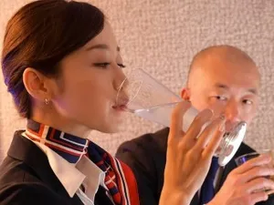 Nữ thần với khuôn mặt hoàn hảo nhảy múa quyến rũ, thay đồ lót trong suốt nhưng vẫn nhỏ bé
