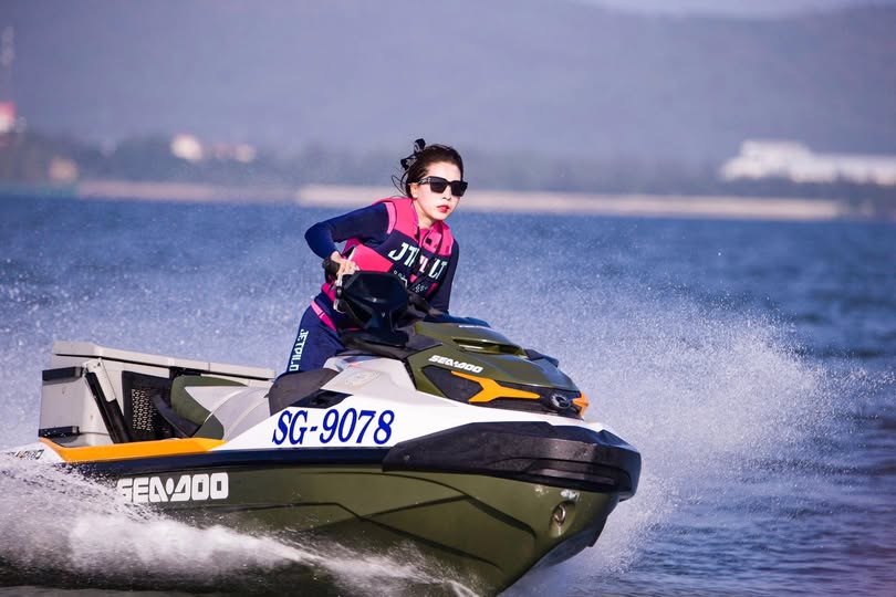 Em công nhân Bắc Ninh ngày đi làm đêm show lồn múp